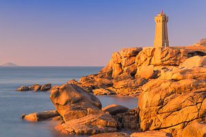 Sonnenuntergang am Leuchtturm von Mean Ruz, Bretagne, Frankreich