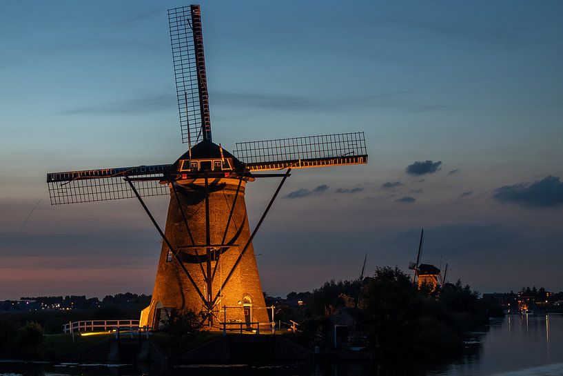 Beleuchtete Windmühle in Kinderdijk von Bert van Wijk