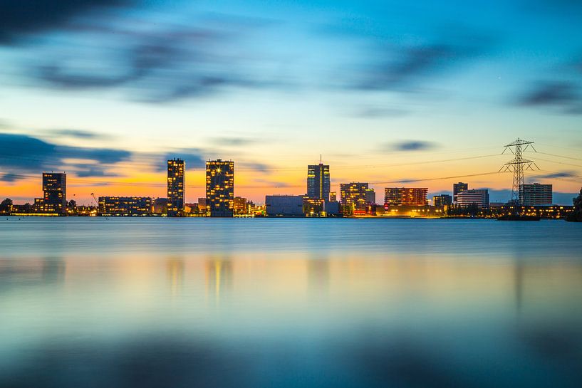 Avondfoto skyline Almere - 2 by Dennis Kuzee