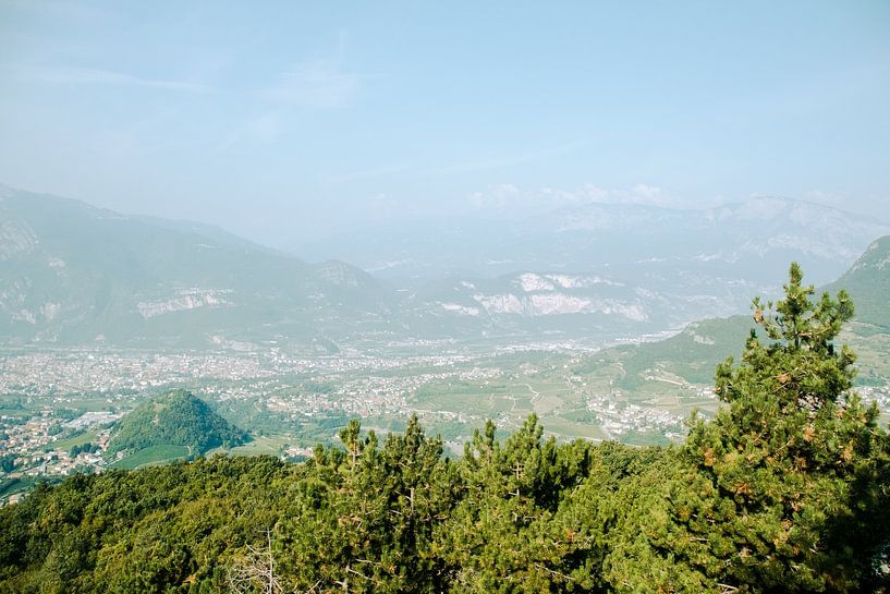 Uitzicht over het dal van Arco, Italië van Manon Verijdt