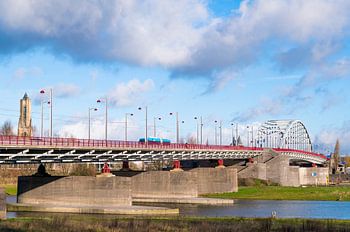 Pont John Frost à Arnhem avec trolleybus et église Eusebius