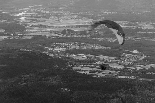 Paraglider boven Gerlitzen in Oostenrijk