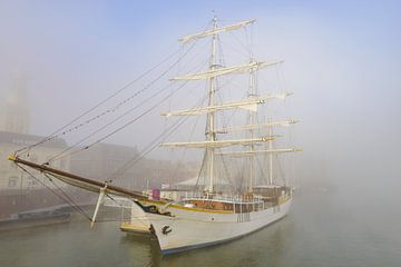Zeilschip de Stedemaeght aan de kade in Kampen in de mist