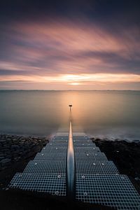 Escalier vers le soleil couchant