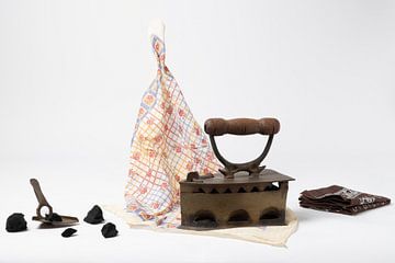 Stilleven / Vintage ijzeren kolen strijkijzer met kolenschep van Photography art by Sacha