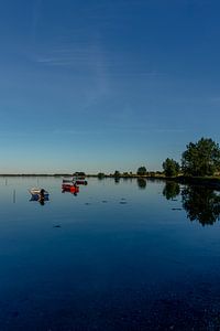 Reisefotografie - ruhige See mit Booten in der Abenddämmerung von Ben De Kock