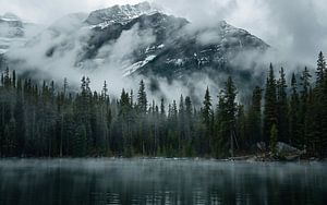 Bergsee vor Nebel