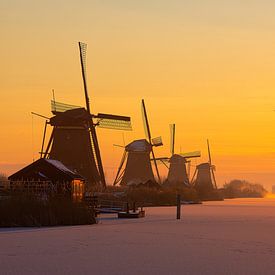 Windmills in the winter morning (2) by Rob Wareman Fotografie