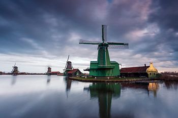Windmühle auf der Zaanse Schans bei Sonnenaufgang