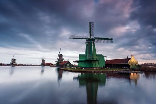 Windmolens op de Zaanse Schans bij zonsopkomst