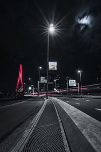 Rode Erasmusbrug in de nacht, Rotterdam zuid-holland van vedar cvetanovic