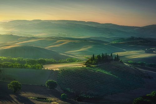 Het landschap van de Val d'Orcia bij dageraad. Toscane