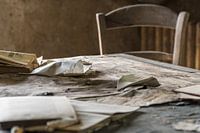 Urbex Viron tafel en stoel
