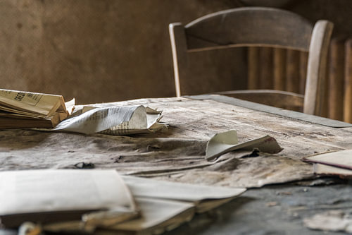 Urbex Viron tafel en stoel