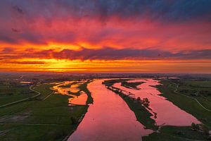 Farbenprächtiger Sonnenuntergang über dem Fluss IJssel