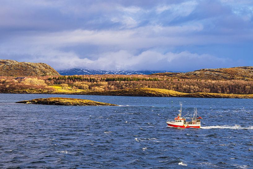 Felsen und Fischerboot im Winter nahe Sortland in Norwegen von Rico Ködder