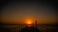 Zonsopkomst Lissabon Portugal Vasco da Gama-brug, meisje alleen op de Pier.