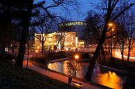 De Stadsschouwburg Utrecht met de Maliesingel op de voorgrond van Donker Utrecht thumbnail