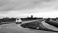 Een oldtimer die langs de weilanden rijdt net buiten Amsterdam