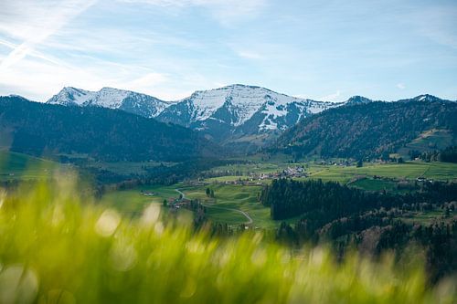 Lente-uitzicht op de Hochgrat en Steibis bij Oberstaufen