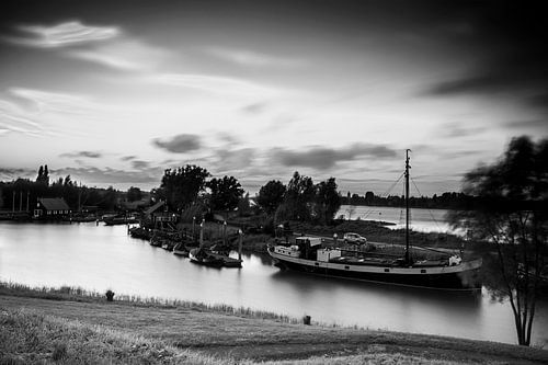 Old harbour Woudrichem (z-w)