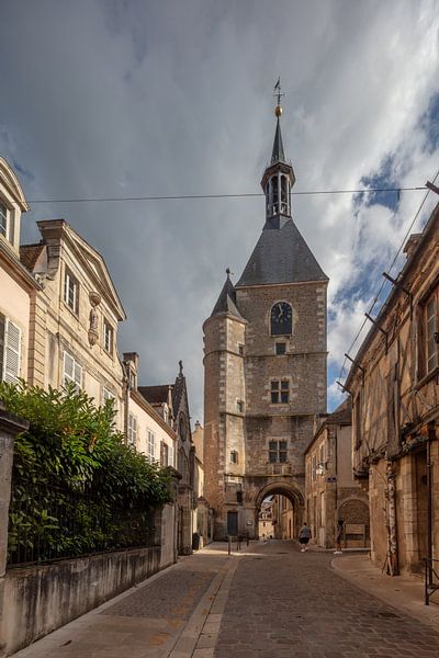 Toren in binnenstad Avallon Frankrijk van Joost Adriaanse