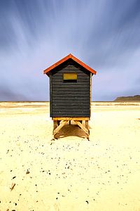 Lone beach hut in Cape Town sur Heleen van de Ven