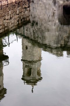 Spiegelbeeld van een kathedraal in Havana