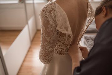 Fermer la robe de mariée le jour du mariage sur Tobias Huber