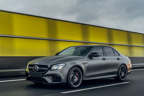 La Mercedes AMG E63 S à grande vitesse