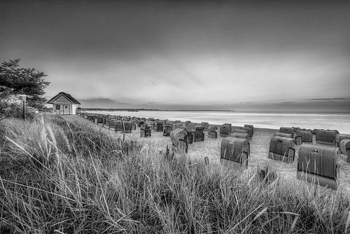 Strand van Scharbeutz aan de Oostzee in zwart-wit.