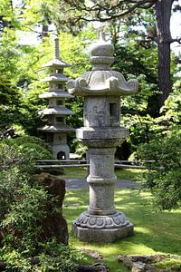 Laterne und Steine Pagoda im Japanischen Garten