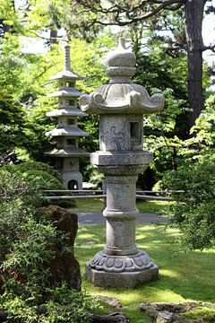 Lantaarn en steenpagode in de Japanse Tuin van Christiane Schulze