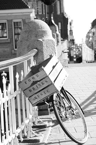 Fahrrad mit Holzkiste auf der Brücke