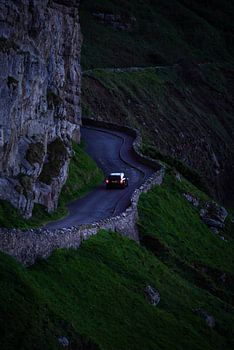 Einsamer Reiter auf einer Straße entlang der Küste von England