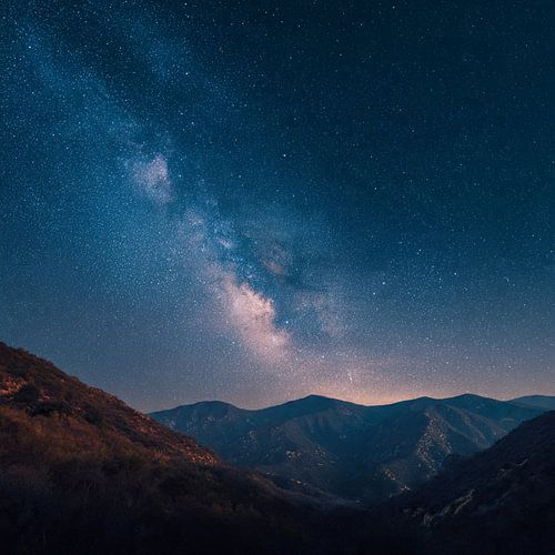 Illustratie van een majestueuze Melkweg boven een rustig nachtlandschap met bergketen