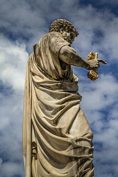 Statue des heiligen Petrus, der den Schlüssel hält von rene marcel originals