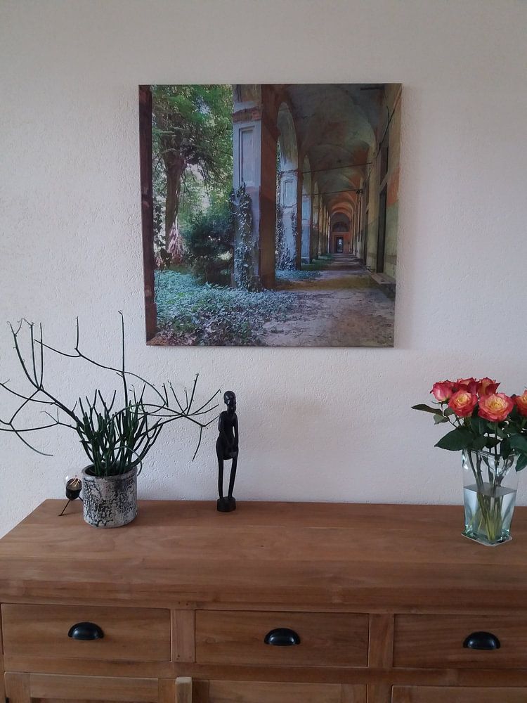 Portikus in einem ehemaligen Krankenhaus  von Truus Nijland 