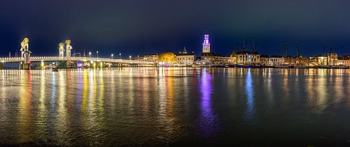 Kampen avond panorama van de skyline aan de IJssel