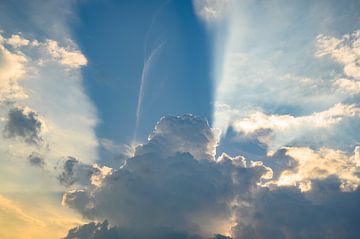 Des nuages haut dans le ciel avec des doublures en argent. sur Sjoerd van der Wal Photographie