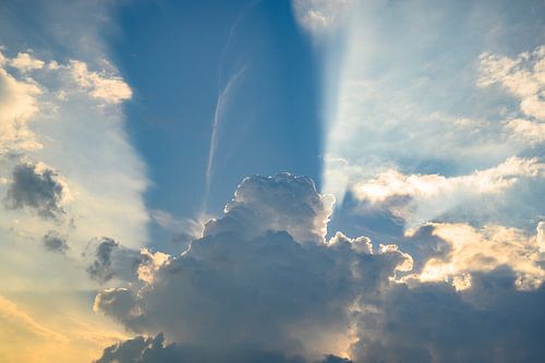 Des nuages haut dans le ciel avec des doublures en argent.