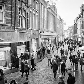 Grote Staat in Maastricht met winkelend publiek van Streets of Maastricht