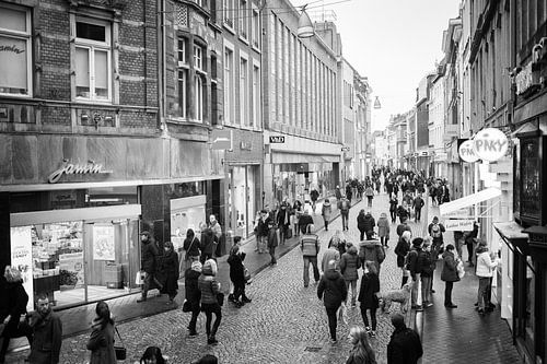 Grote Staat in Maastricht met winkelend publiek
