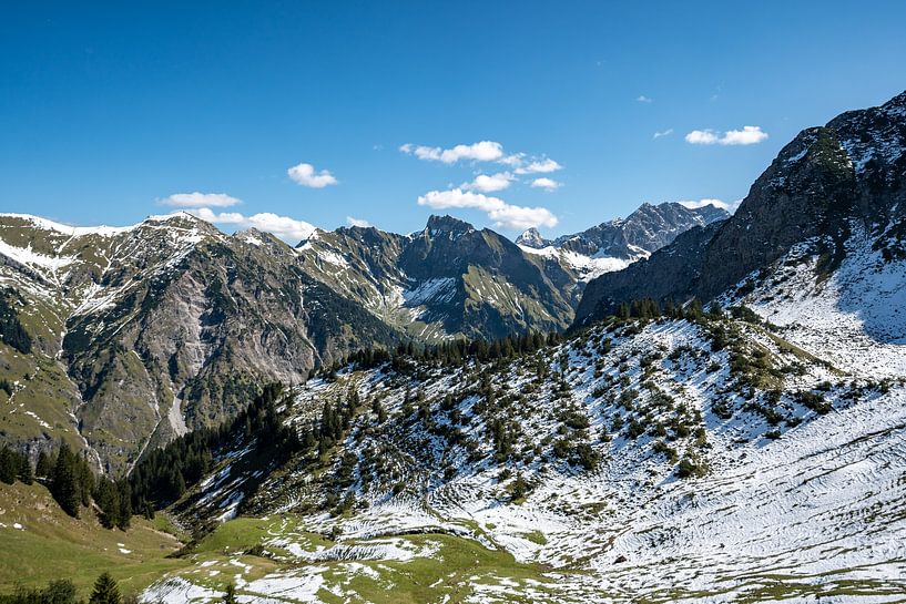 Autumnal atmosphere on the Schneck and Hochvogel with the first fresh snow by Leo Schindzielorz