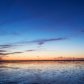 Het wad bij Paesens Moddergat na zonsondergang van Ruud Lobbes