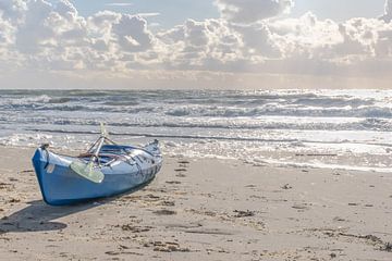 Canoë bleu sur la plage près de Westkapelle / Pays-Bas sur Photography art by Sacha