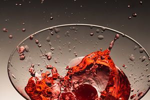 Kirsche fällt in Cocktail 3
