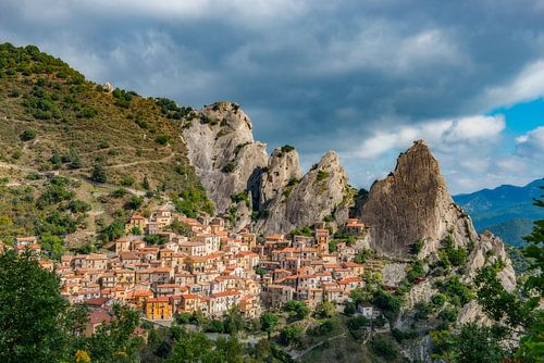Het stadje Castelmezzano in de provincie Potenza in Italië
