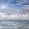 Blauwe lucht met wolken van MMFoto