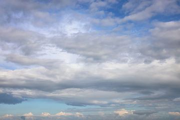 Blauwe lucht met wolken